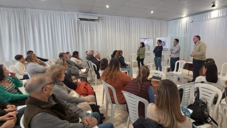 El gobernador bonaerense, Axel Kicillof, afirmó este jueves que en las elecciones legislativas del 26 de octubre la sociedad tiene el “desafío de ganarle a un proyecto que propone abandono y crueldad”. “Este domingo las urnas le dijeron basta al que ajusta, basta al que reprime y basta al que le saca a los jubilados”, subrayó Kicillof durante la visita a la Quinta Sección Electoral, donde llegó a inaugurar obras y reforzar la campaña por los comicios nacionales. Desde el municipio de Pila, el mandatario provincial cuestionó al presidente Javier Milei por haber vetado las leyes de financiamiento universitario y la emergencia del Hospital Garrahan, al afirmar que “debería entender que el apoyo popular no lo va a conseguir nunca desfinanciando a las universidades, a la salud o parando la obra pública”. “Mientras el Gobierno nacional veta la ley que sostiene la atención en un hospital como el Garrahan, nosotros inauguramos este centro que ayudará también a descomprimir la atención del hospital local”, señaló Kicillof en referencia al nuevo CAPS “Héroes de la Pandemia”. El acto incluyó además la cesión de la laguna Camarón Grande/Cacique al municipio, un convenio para construir un centro universitario y acuerdos para obras deportivas y de infraestructura. El gobernador había arribado más temprano a General Paz para inaugurar la Casa de la Provincia en ese municipio, donde además se firmaron convenios para viviendas y obras de pavimento, según se informó en un comunicado. En esa localidad, Kicillof consideró que Milei “todavía no escuchó el fuerte rechazo que le dio el pueblo bonaerense en las urnas” el domingo último, al cuestionar los vetos a la ley de financiamiento universitario y a la emergencia del Garrahan. “Acabamos de ganar una elección de manera contundente y acá estamos, haciendo lo mismo que hicimos durante años: recorriendo, trabajando y llevando soluciones a la gente que hoy está sufriendo las políticas del Gobierno nacional”, sostuvo Kicillof en General Paz. Y recordó que “el domingo el pueblo bonaerense le dijo que no a la motosierra, que no al maltrato a las personas con discapacidad, que no a la represión a los jubilados y que no al desfinanciamiento de la educación y la salud”. “Todavía no escuchó el fuerte rechazo que le dio el pueblo bonaerense en las urnas”, subrayó.