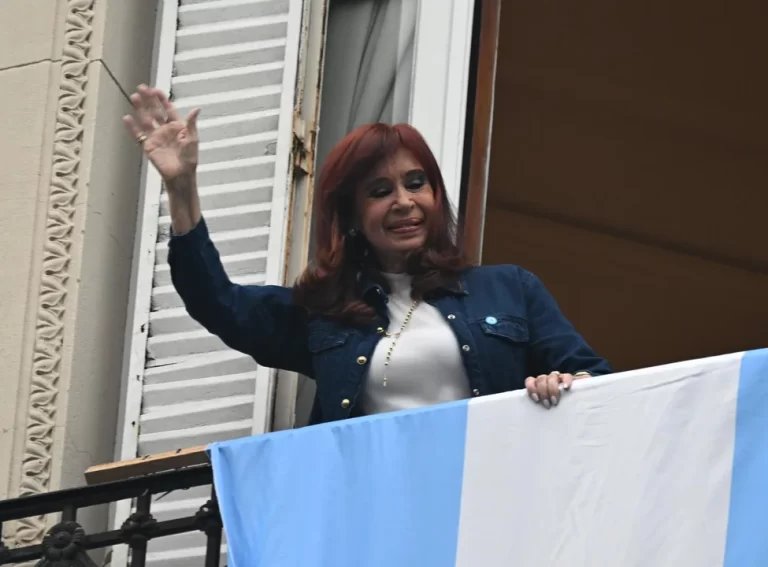 Cristina Kirchner salió a saludar desde el balcón a la militancia