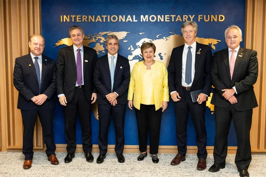 El Gobierno, entre la presión interna y el respaldo internacional