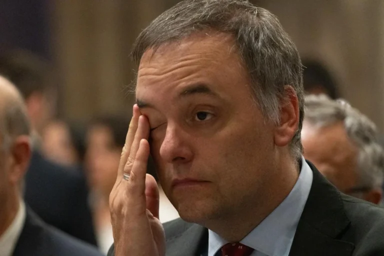 Piden archivar la denuncia por el viaje de la esposa de Manuel Adorni en avión oficial