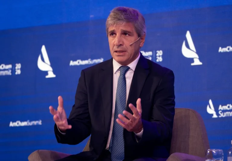 Desde Washington, Caputo afirmó que no se van a desviar “ni un centímetro” del rumbo económico