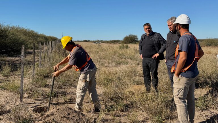 Comenzó la obra para sumar a La Adela a la red provincial de fibra óptica
