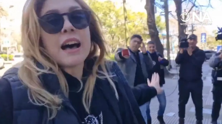 Lilia Lemoine le dio un cachetazo a una mujer que la insultó y escupió en la cara