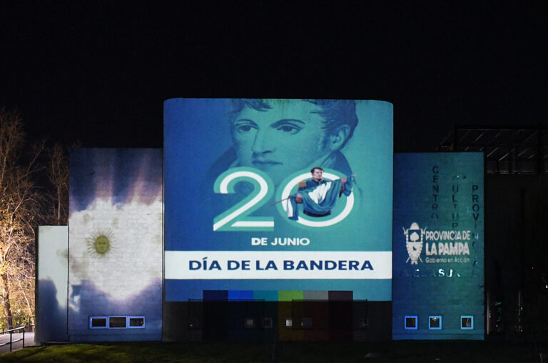 La fachada del MEDASUR se convirtió en una gigantesca bandera argentina