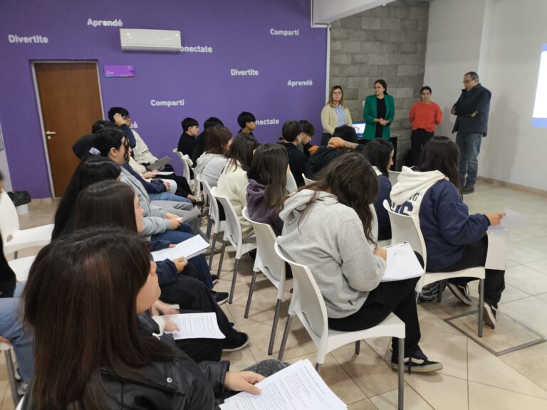 Estudiantes participaron de una charla sobre emprendedurismo, empleabilidad y futuro del trabajo