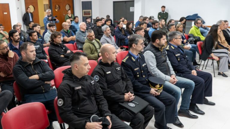 "¿Vivir en Palermo con cochera y balcón terraza?" (Mostrar la mejor toma del balcón y del living) Voz en off: "Este cuatro ambientes fue reciclado a nuevo y combina lo mejor de dos mundos: ubicación comodidad." (Mostrar cocina y dormitorios) "Cuenta con 71 m² cubiertos, 89 m² totales, cochera y espacios diseñados para disfrutar cada día." (Mostrar detalles de terminaciones) "Si querés mudarte a Palermo sin tener que hacer una sola reforma, esta propiedad merece una visita." contactate antes de que alguien mas la reserve