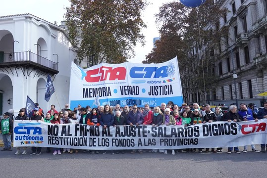 Movimientos sociales, universitarios y gremiales marcharon en el centro contra del Gobierno