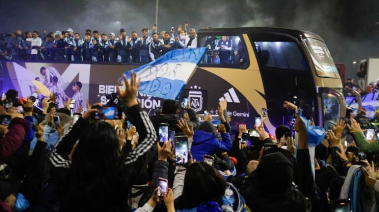 La Selección volvió del Mundial: multitud en Ezeiza, micro descapotable y un emotivo recibimiento