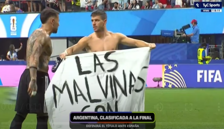 “Las Malvinas son argentinas”, la bandera que colocaron los jugadores en la cancha tras el pase a la final